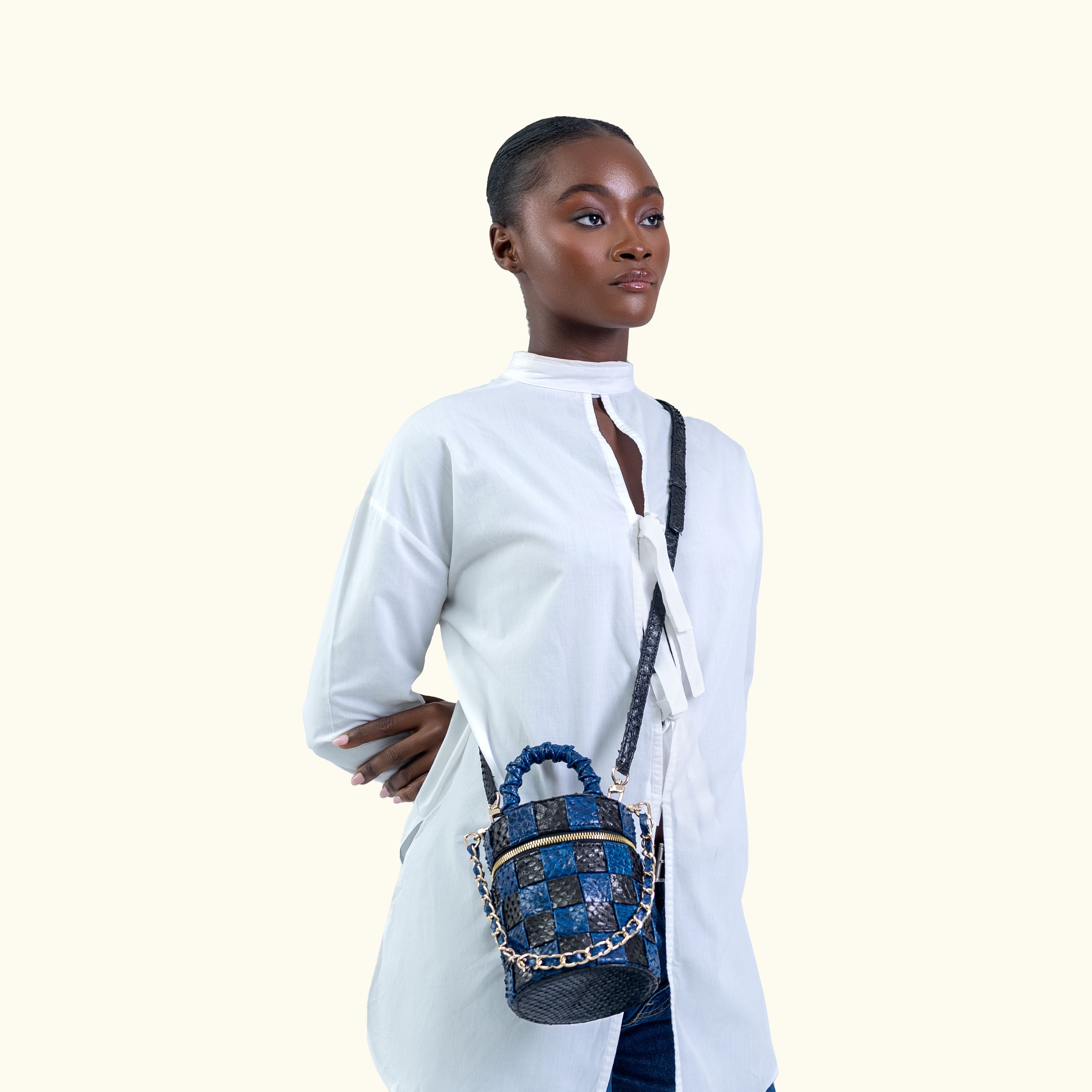 WOVEN BARREL BAG BLUE BLACK