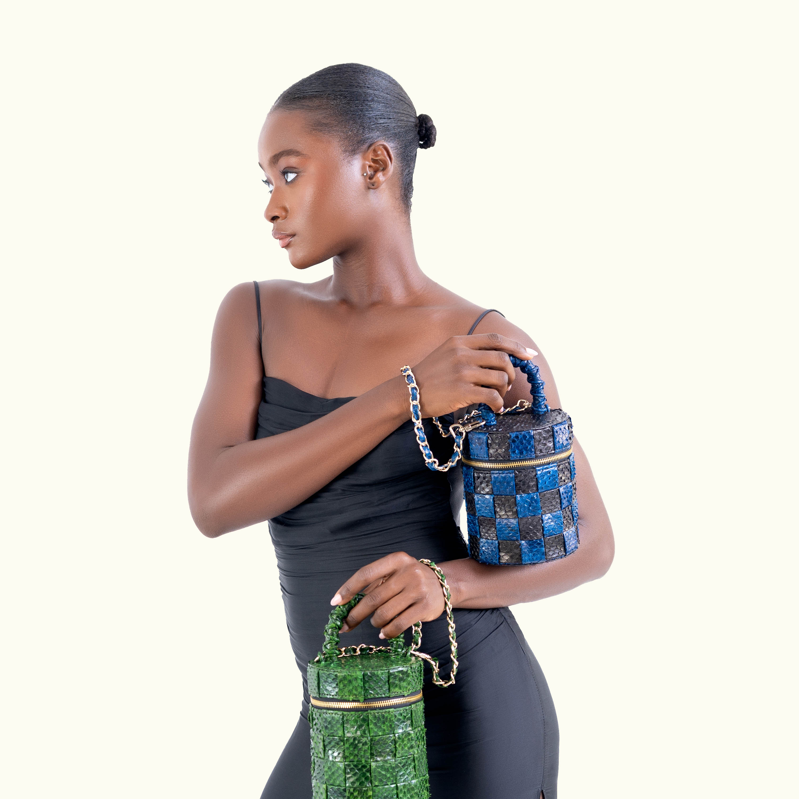 WOVEN BARREL BAG BLUE BLACK